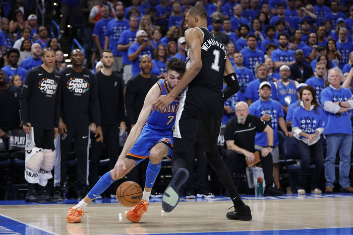 开云体育-NBA最年轻阵容，拥有最年轻且最强的三巨头，他们能否开创王朝？|马刺|霍姆格伦|文班亚马|卡斯尔|福克斯_新浪体育_新浪新闻