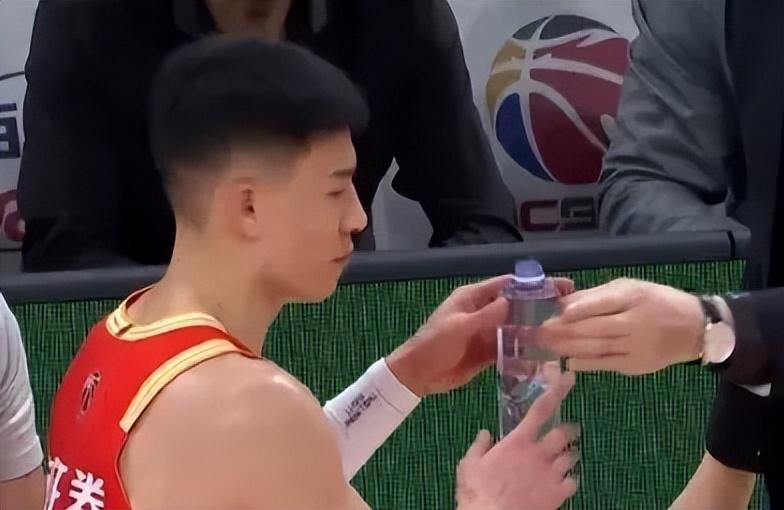 开云体育-林秉圣统治攻守,谁注意王博?下场后亲自递水,早该这样了!